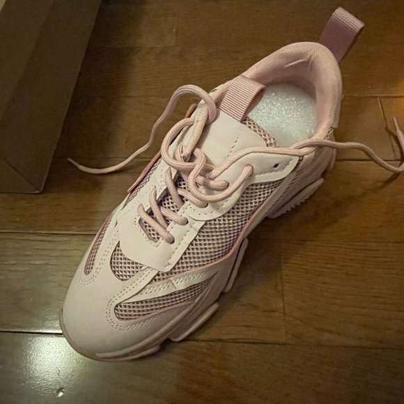 Steve Madden possession sneakers - Picture 2 of 5